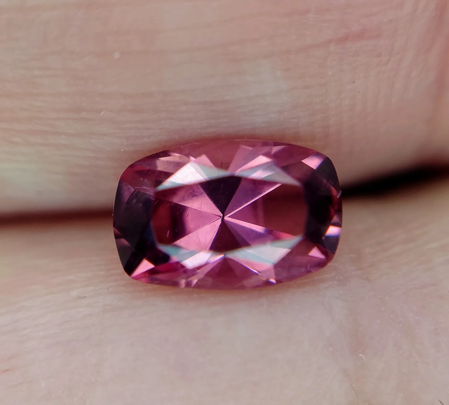 1.50ct STUNNING DEEP PINK MAHENGE GARNET