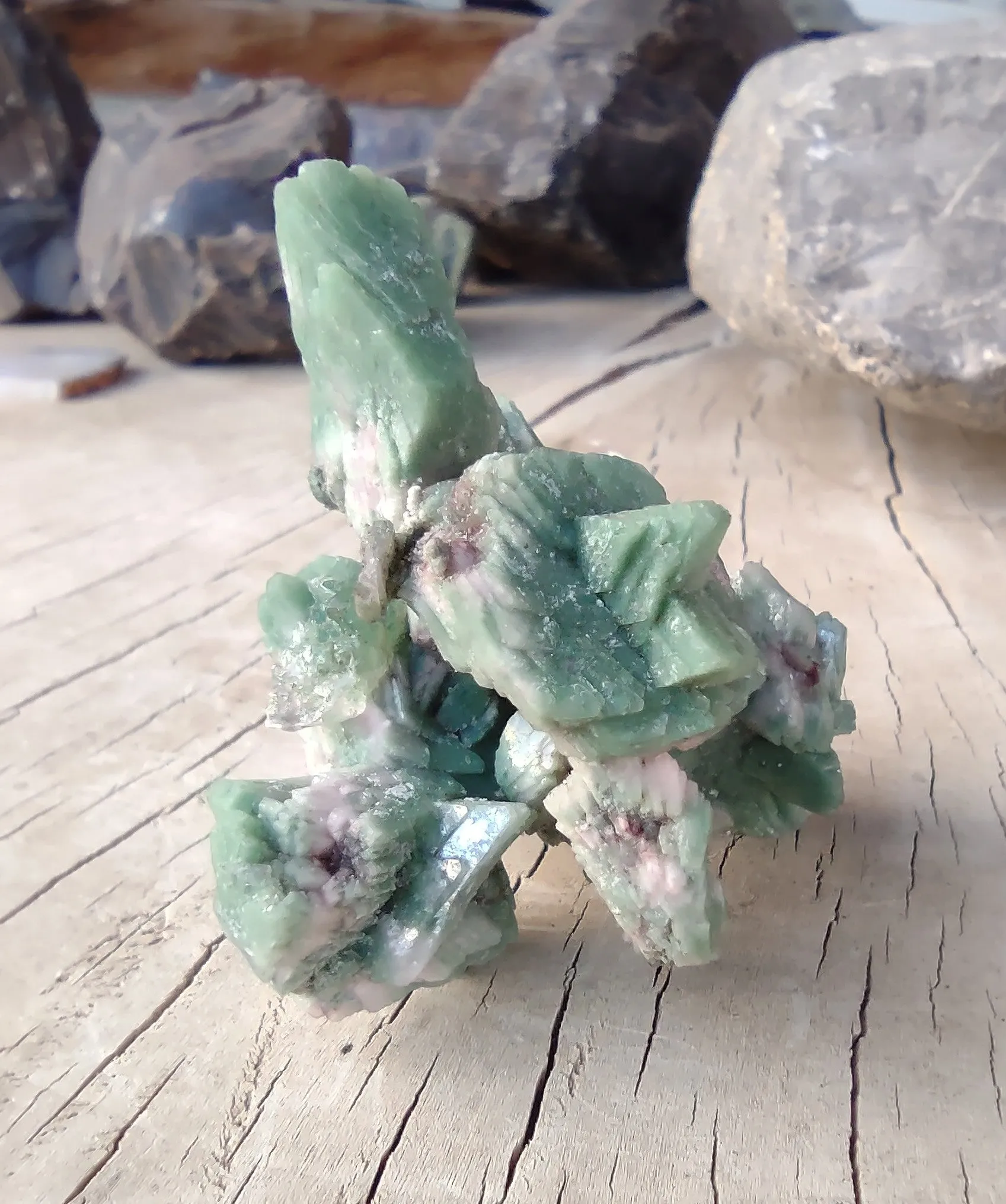 46.9 G RARE GREEN AND PINK HEULANDITE